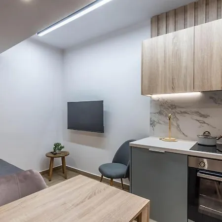 Quiet With Free Parking Apartment